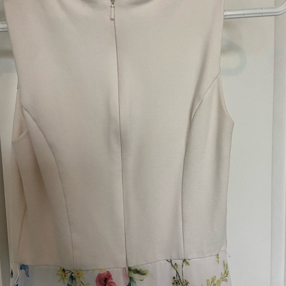 Beautiful dress, upper bodice with flowy floral design on the skirt - Picture 2 of 5